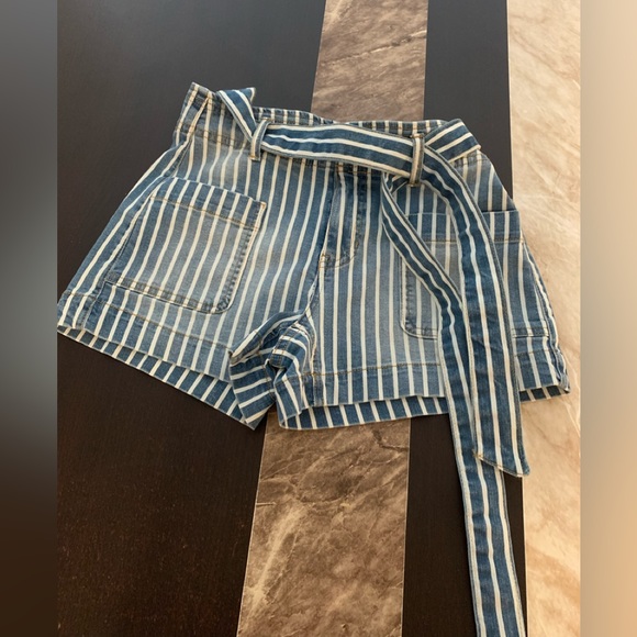 Celebrity Pink Shorts. Size 1/25. NEW. I bought it in Dillards - Picture 2 of 7